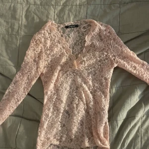 Ljusrosa spetsblus med v-ringning -  Säljer denna slutsålda super fina spets topp från Gina, nyskick endast använd en gång. Storlek S, passar även XS, skriv för mer info/fler bilder 