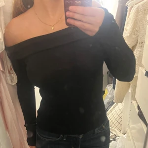 Svart offshoulder topp - Säljer en svart långärmad offshoulder topp som sitter tight🖤