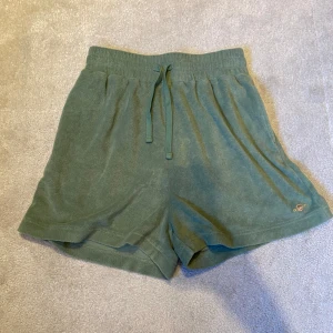 Gant Frotté shorts - Sköna shorts i frotté från Gant                                          Knappt använd och i nyskick.                                              Storlek 158-165 eller 12-13 år                                   Nypris cirka 700kr 