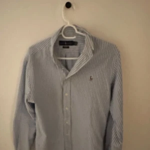 Ralph Lauren skjorta - En supersnygg skjorta från Ralph Lauren, en mycket fin och bra passform.