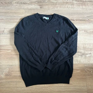 Lyle & scott tröja - En snygg tröja  i bra skick utan några som helst anmärkningar. Hör av er vid ytterligare frågor annars fritt fram att köpa!                   (Postar inom 24h)
