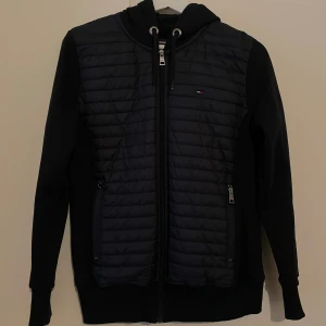  Höstjacka - Säljer denna fina Höstjackan som inte har kommit till användning alls I märken, Tommy, Hilfiger Den är i storlek M