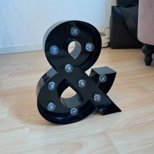 Lampa  - Lampa med tecknet ”&”. Fint skick. 