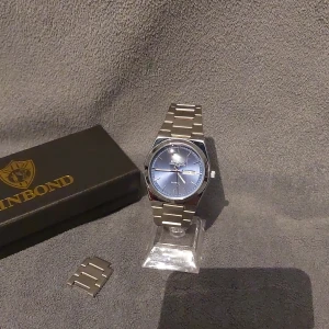 Silver Klocka med Marinblå Urtavla  - Stilren herrklocka med silverfärgad länk i metall och marinblå urtavla || Klockan har datumvisning || Extra länkbit för justering av armbandet medföljer || Helt ny