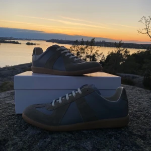 Maison margiela  - Säljer dessa otroligt snygga ljus gröna/beage Masion margielas. Väldigt stilrena och perfekta inför sommaren. Säljer dessa pågrund av att de inte passade mig. Väldigt fint skick. Hör av er om ni har frågor eller vill ha fler bilder!😁