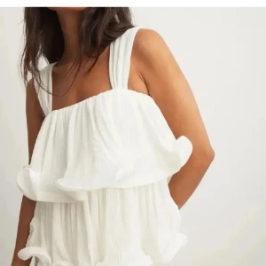 Vit volangklänning med breda axelband - 400 kr, storlek S