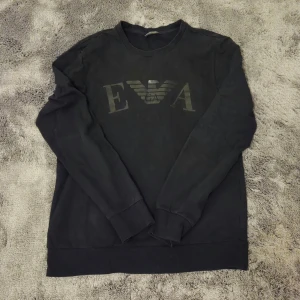 Emporio Armani Sweatshirt - Svart Emporio Armani Sweatshirt i fint skick. OBS, tvättlappen är bortklippt.