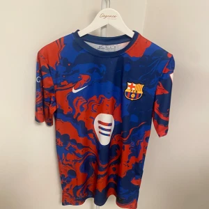 Barcelona t-shirt  - Säljer min Barcelona t-shirt!!!! Den är helt spritter ny och har aldrig andvänds. Den är i ett skönt och bra matrial. På ryggen står det lamine yamal!!