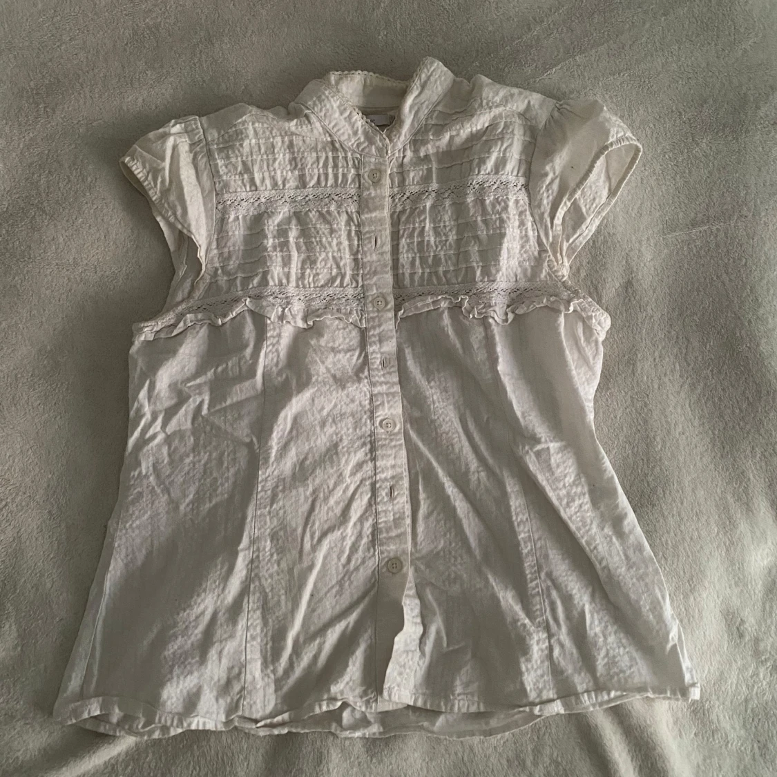 Vit blus med spetsdetaljer från Flash Basic