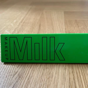 Milk Makeup Kush Lash + Brow Serum  - Nypris 729kr. Milk Makeup Kush Lash + Brow Serum i grön förpackning. Ett veganskt serum som hjälper till att boosta och vårda fransar och bryn för ett fylligare och längre resultat. Innehåller 3,5 ml.