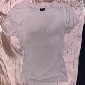 Gina T-shirt  - Figurnära ljusrosa oanvänd t-shirt ifrån Gina Tricot🩷