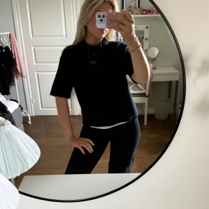 Mörkblå stickad tröja - Säljer en mörkblå stickad tröja från Gina Tricot med rund halsringning och kortare ärmar. Tröjan har en enkel och stilren design, perfekt att matcha med jeans eller kjol. Supermjuk och skön att bära.