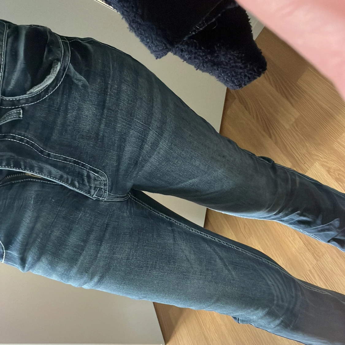 Mörkblå jeans med broderade bakfickor - 2