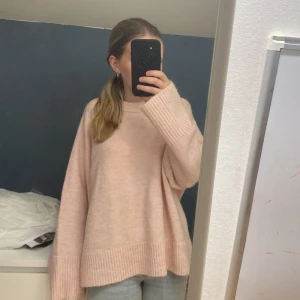 Ljusrosa stickad oversized tröja - Mysig ljusrosa stickad tröja med oversized passform och breda ribbade muddar vid ärmslut och nederkant. Väldigt fint skick, endast andvänd några få gånger 
