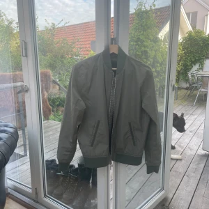 Grön bomberjacka från brixtol - Väldigt bra skick, inga tecken på användning. storlek M men liten i storleken så skulle säga att det är mer som S. sitter snyggt, var tyvärr för liten.. fråga gärna om mått eller fler bilder!❤️