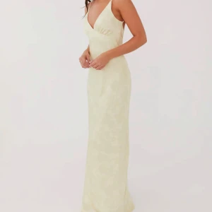 Balklänning - Säljer denna ljusgula satinklänning från Peppermayo!💛⭐️ Helt oanvänd, lappen är kvar!