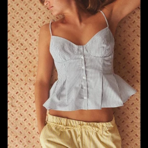 Snygg eftertraktad topp - Säljer denna supersnygga eftertraktade topp från Zara då den inte passade och glömde lämna tillbaka💞 aldrig använd med lappen kvar💞