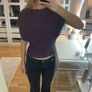 Virkad/stickad tröja - Populär stickad/virkad tröja från Zara i en röd/lila färg. Den är öppen vid armarna (se bild 2) 🩷