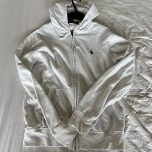 Vit Ralph Lauren Zip - Ralph Laurent - Zip tröja - Tunnt material - Knappt använd - Först till kvarn - Hör av er vid funderingar!