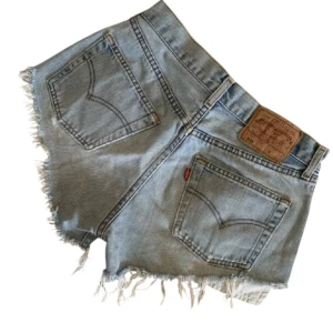 Levi’s shorts - Säljer pågrund av att de är för små. Osäker på storlek men 36 skulle nog även passa de som har xs. De har lite färgfläckar på insidan av shortsen som inte syns alls när man har på sig det utan det är bara på insidan.💗