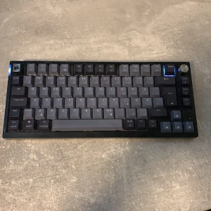 Corsair k65 plus 75% - Säljer ett svart mekaniskt tangentbord från Corsair med grå och svarta tangenter. Tangentbordet har en volymratt och är dekorerat med Monster Energy och Call of Duty-klistermärken på undersidan. Kompakt layout och USB-C-port på sidan. Det kommer med röda mlx switches  