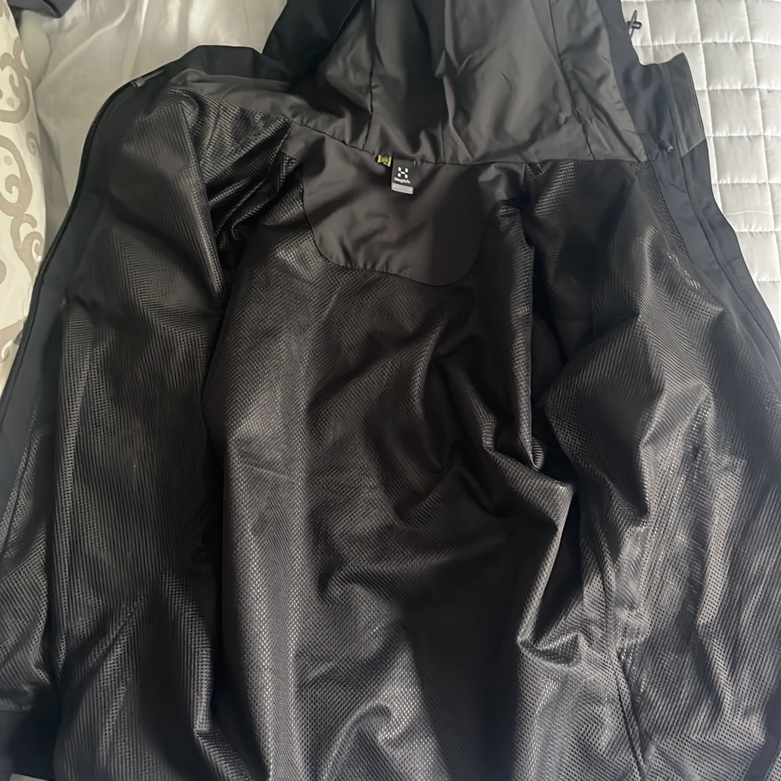 Svart skaljacka från Haglöfs med huva