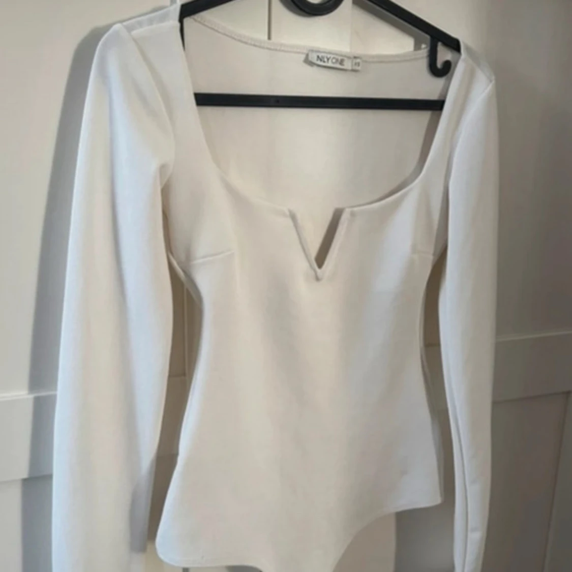 Vit långärmad bodysuit från NLY One
