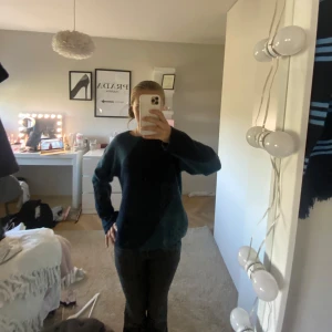 Mörkblå och petrolblå stickad tröja från Gina Tricot - Säljer en stickad tröja från Gina Tricot i mörkblått och petrolblått med snedställda färgblock. Tröjan har rund halsringning och långa ärmar. Perfekt för kyligare dagar och enkel att matcha med jeans eller kjol.