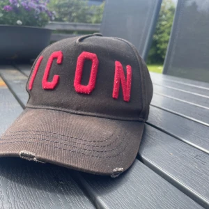 ICON X DSQUARED2 KEPS - Säljer min svart- röda Icon x Dsquared2 keps då den inte längre kommer till användning. Perfekt för sommaren. Om du har frågor svarar jag gärna! 