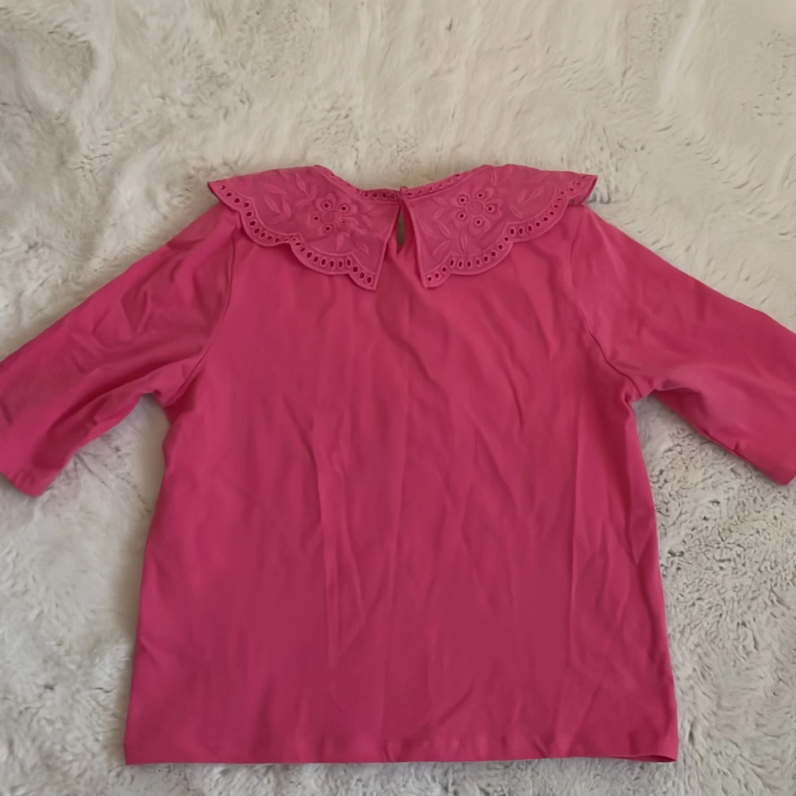 Rosa blus med broderad krage från Lindex - 1