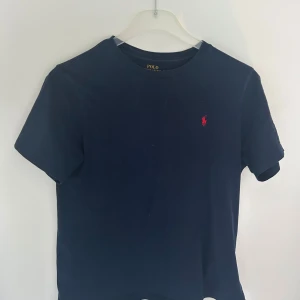 Polo Ralph lauren t-shirt mörkblå - Säljer en fet Ralph Laurent tröja i mörkblå. Skit snygg nu till sommaren och inga defekter. Pris kan diskuteras 