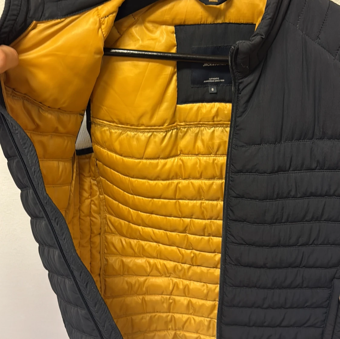 Svart dunväst med gul insida från Jack & Jones - 2