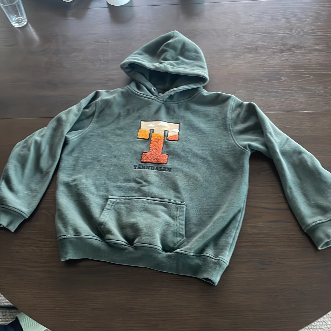 Grön hoodie med tryck