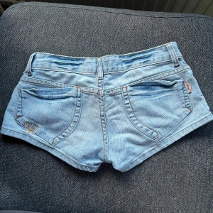 Lågmidjade jeansshorts  - Vintage lågmidjade jeansshorts💗 älskar dom men tyvärr får jag ingen användning av dom, storlek 28 men skulle säga att dom är mindre🌺