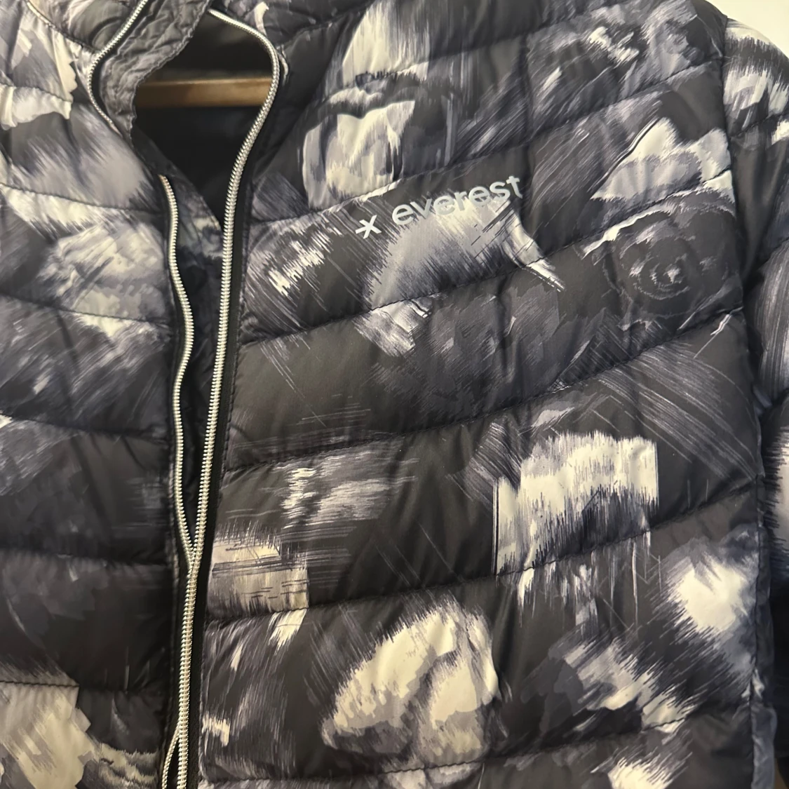 Svart och vit mönstrad dunjacka från Everest - 1