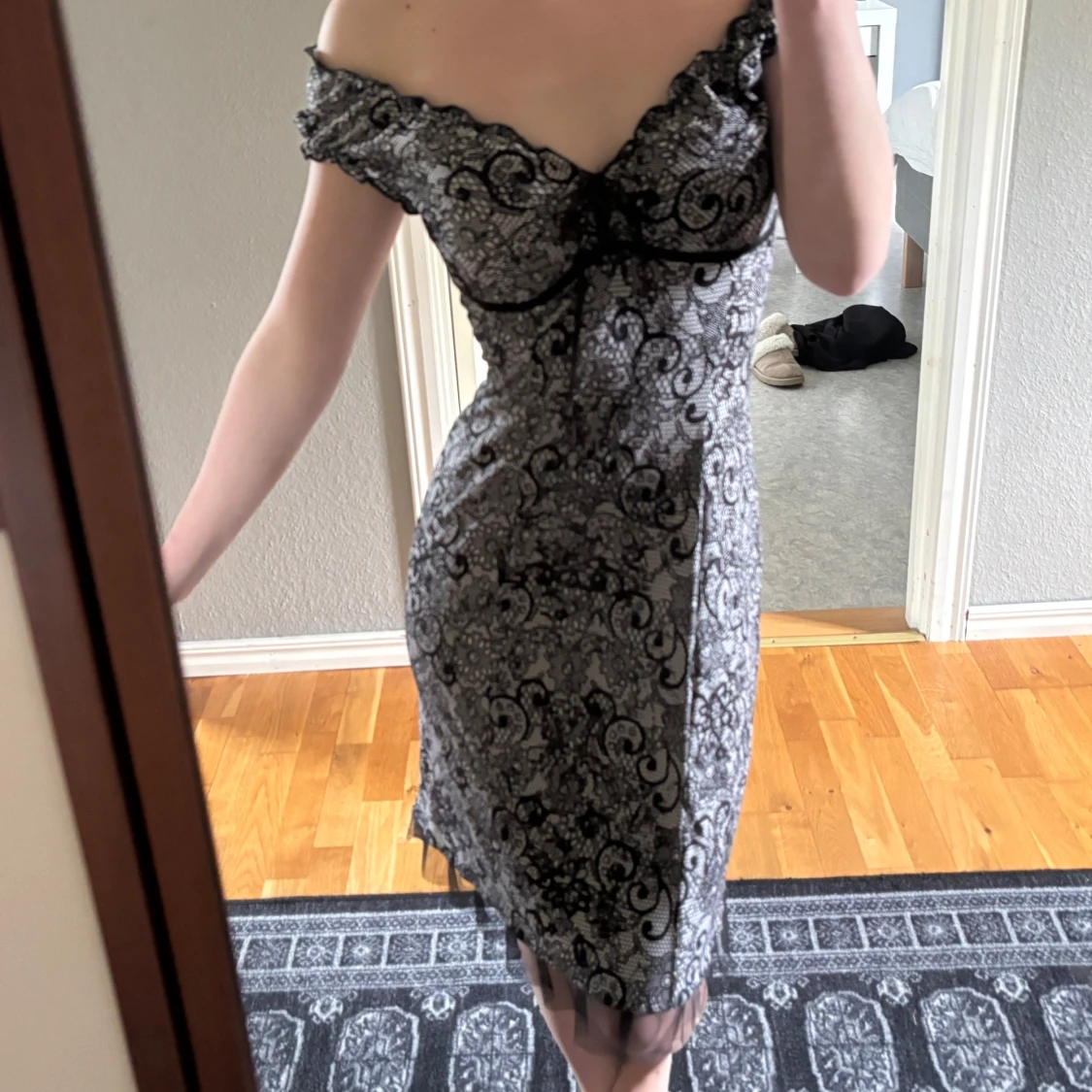 Svart och vit spetsklänning med offshoulder