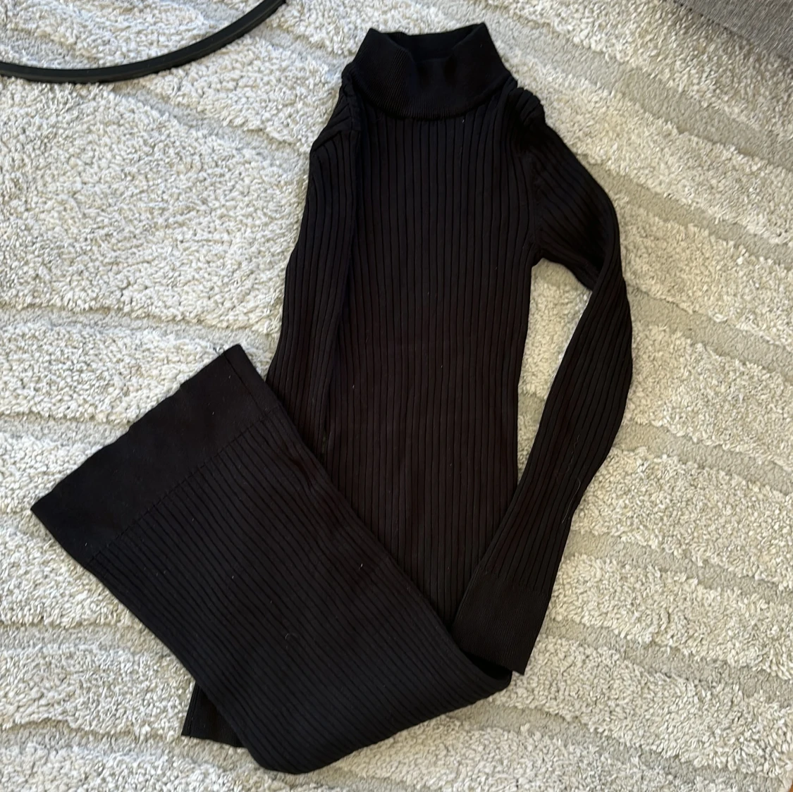 Svart ribbad klämning