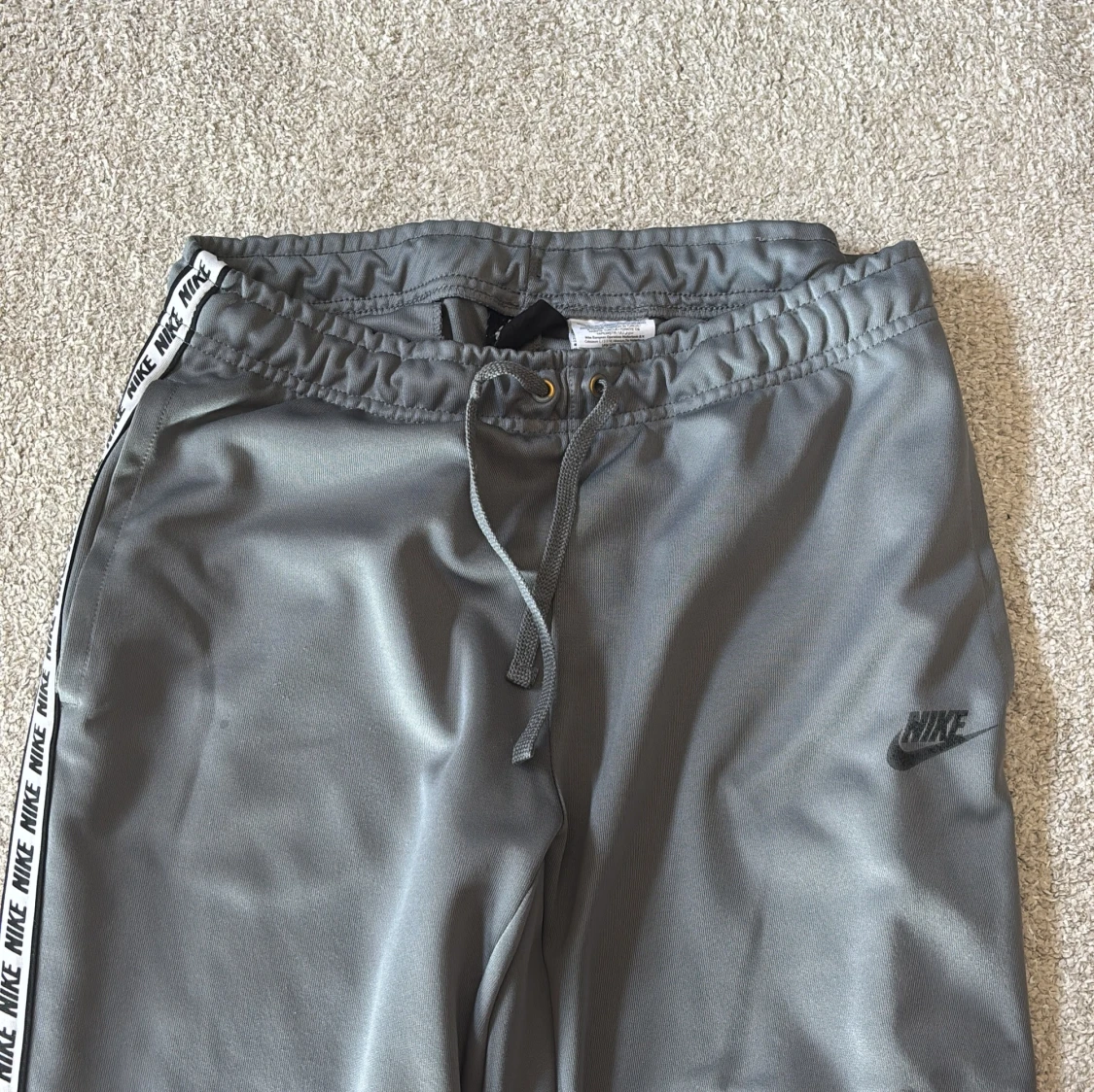 Gråa byxor Nike  - 1