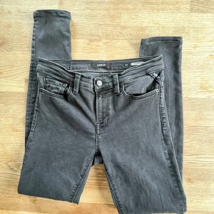 Svarta Replay jeansbyxor - Säljer ett par svarta jeans från Replay med klassisk femficksdesign och smal passform. Byxorna har dragkedjegylf och diskreta Replay-detaljer vid fickan. Perfekta för dig som gillar stilrena och bekväma jeans.