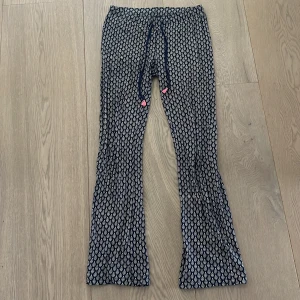 Pyjamas byxor - Riktigt bekväma, men tyvärr inte min stil längre. Hoppas att dem kan hitta ett nytt hem som kan älska dem lika mycket som mig.