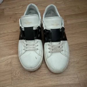 Valentino Open - Säljer ett par vita Valentino Open, inte använda överdrivet mycket så är i väldigt gott skick. Skicka PM vid frågor!