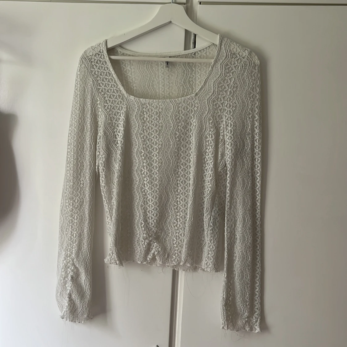 Vit spetsblus med lång ärm