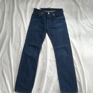 Levi's 501 jeans i mörkblå denim W:29 L:32 - Fets Levis 501, väldigt bra skick och är i snygg blå färg. Skriv om ni har frågor eller funderingar! Säljer för endast 139kr.