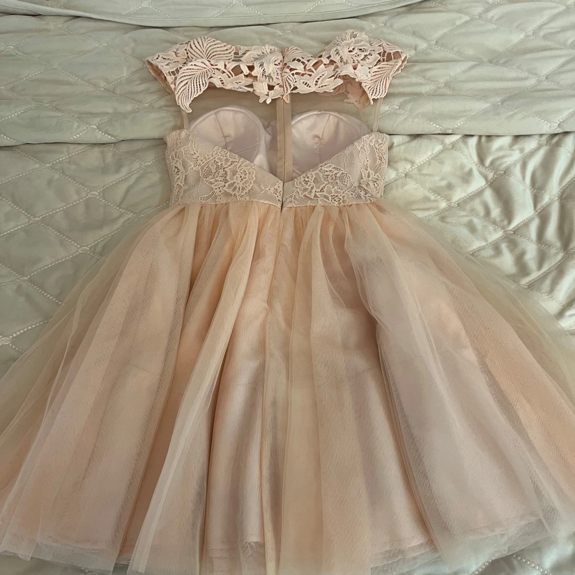 Ljusrosa spetsklänning från Eva & Lola - 1