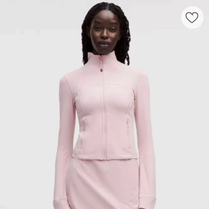 Lululemon träningsjacka  - Säljer den här suuuuper snygga ljusros träningsjacka från lululemon💓💓andvänd sparsamt och den är i storlek 10 men skulle säga att den sitter som S💓 kan även tänka mig att byta mot en svart!