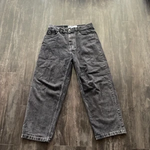 Grå jeansbyxor från Bigboy - Säljer mina Big Boys. Köpte dom nya och använde dom bara några gånger innan jag glömde bort dom i garderoben. Tror någon annan kan få bättre användning av dom än jag.