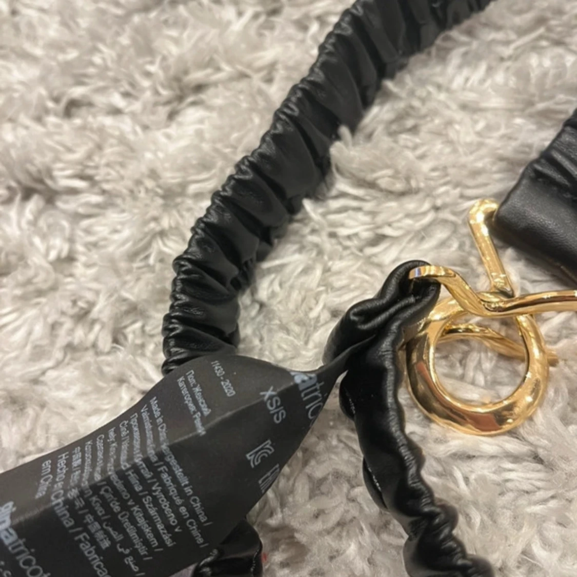 Svart resårbälte med guldfärgat spänne - 1