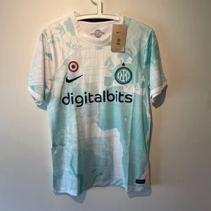 Inter Milan special Jakarta fotbollströja - Inter Milan special Jakarta fotbollströja i nyskick. Om du har frågor är det bara att skriva🙌