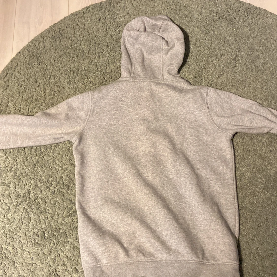 Grå hoodie från Lyle & Scott  - 1