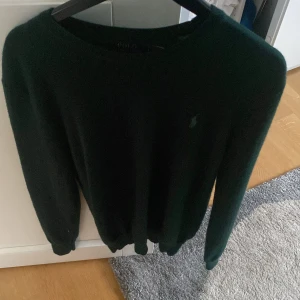 Grön merinoullströja från Polo Ralph Lauren - Säljer en tröja från Polo Ralph Lauren i tvättbar merinoull. Helt Ny. Pris kan diskuteras 